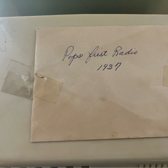 Vintage RCA tube Radio - Picture 2 of 3